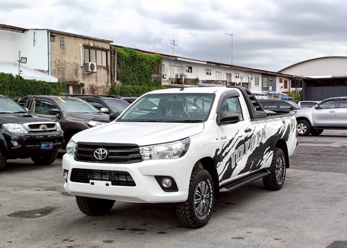 TOYOTA Hilux