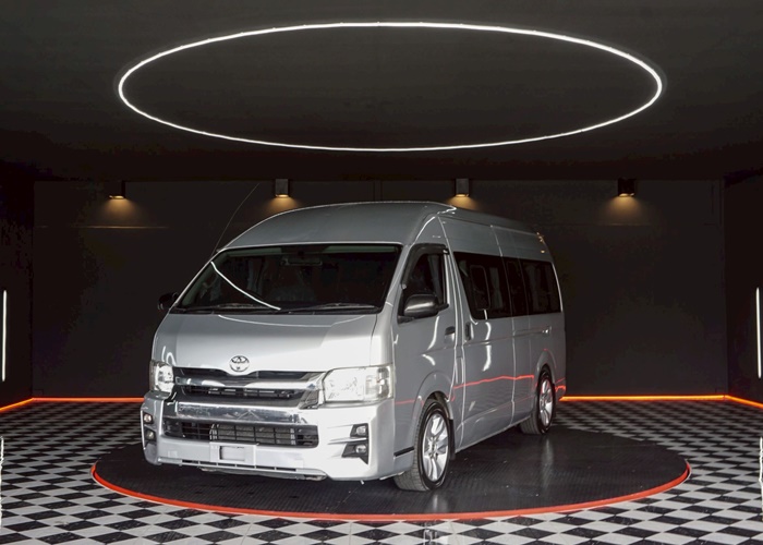 TOYOTA COMMUTER