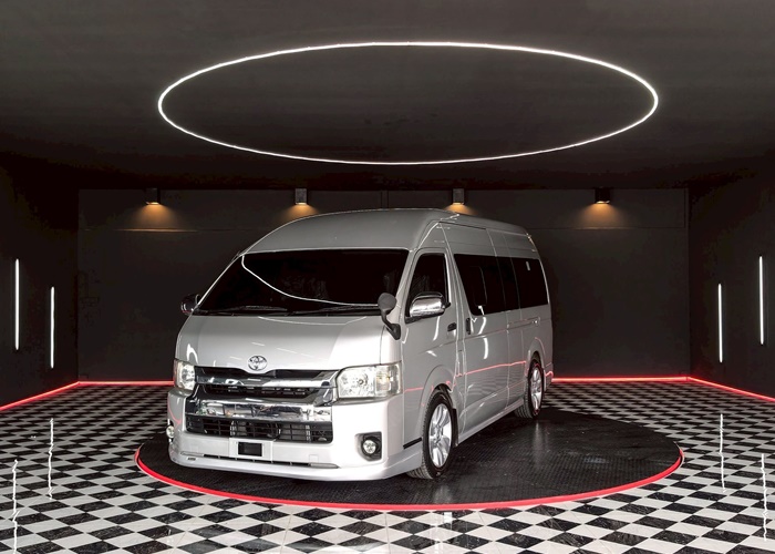 TOYOTA COMMUTER
