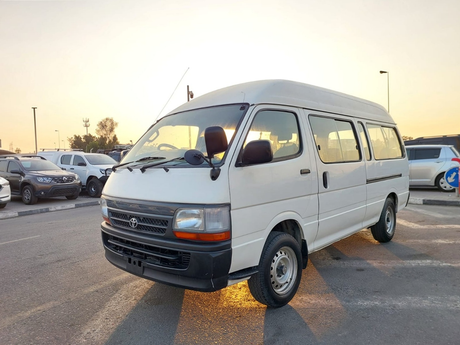 TOYOTA Hiace Commuter