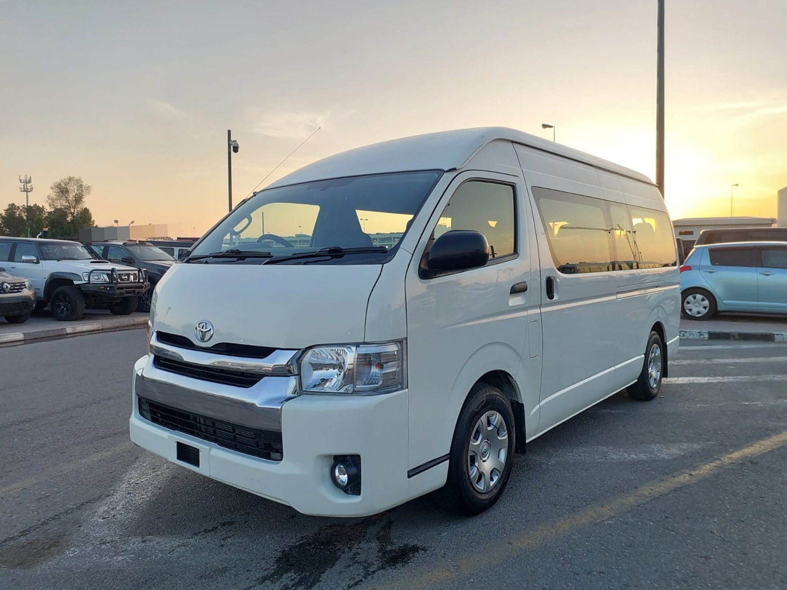 TOYOTA Hiace Commuter